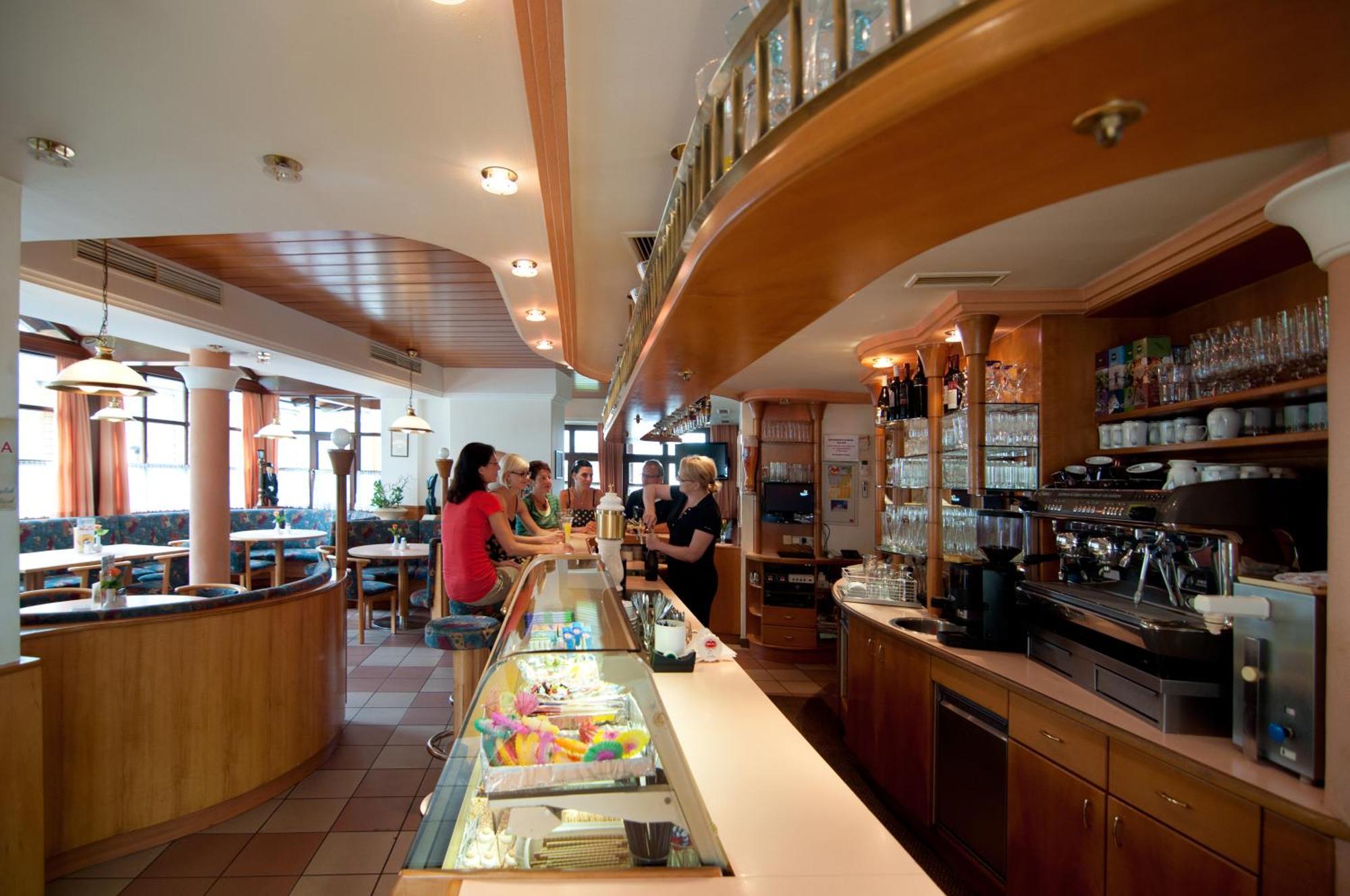 Restaurant - Cafe - Pension Hassler بيرغ ام دراوتال المظهر الخارجي الصورة