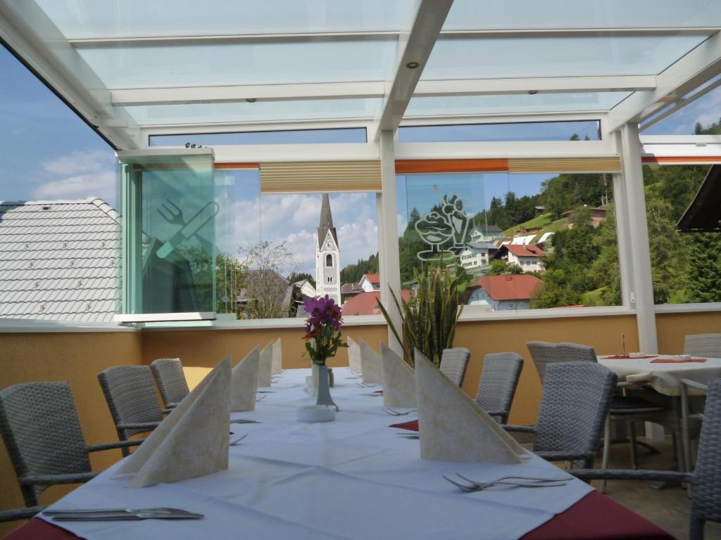 Restaurant - Cafe - Pension Hassler بيرغ ام دراوتال المظهر الخارجي الصورة