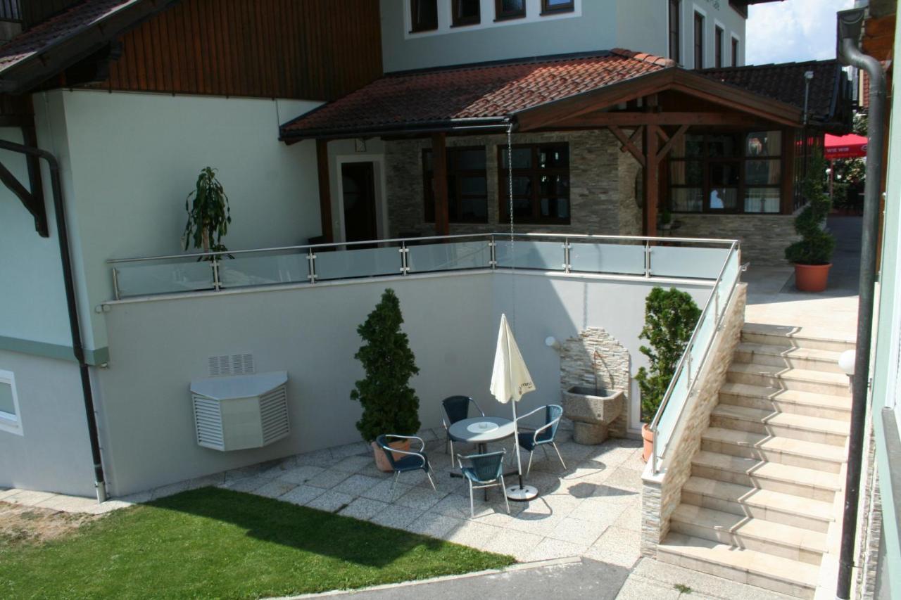Restaurant - Cafe - Pension Hassler بيرغ ام دراوتال المظهر الخارجي الصورة